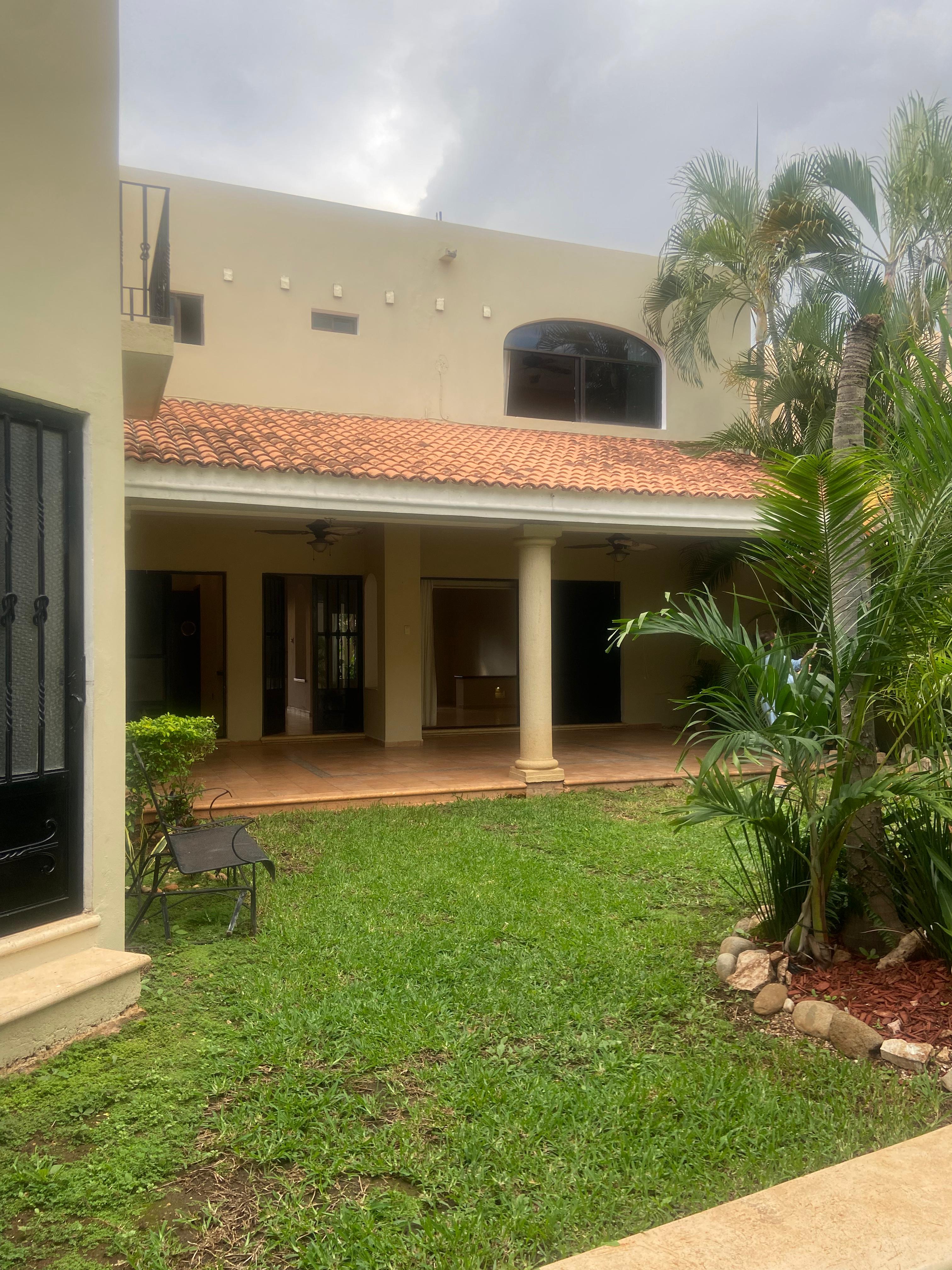 House with Pool in Montecristo