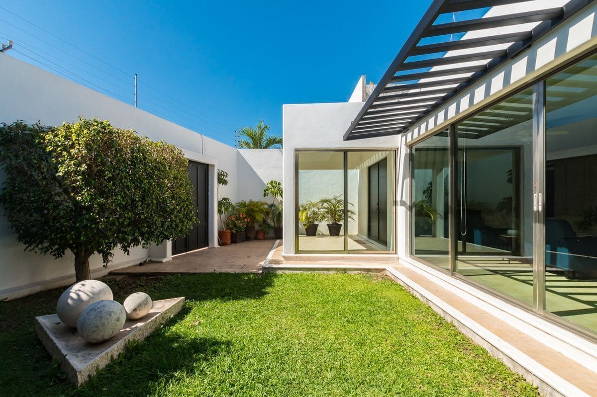 Casa con Paneles Solares