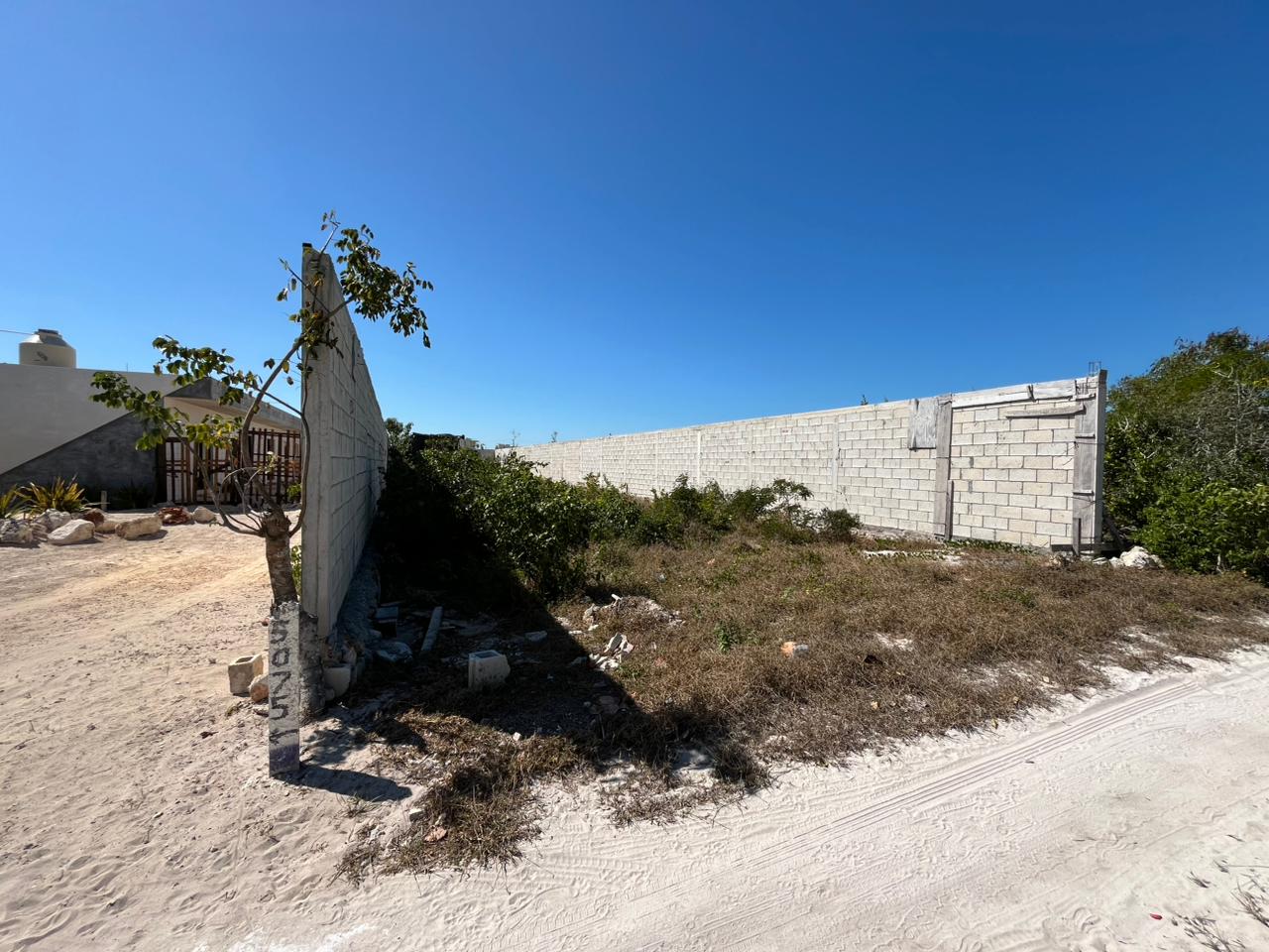 Terreno bardeado en playa San Benito.