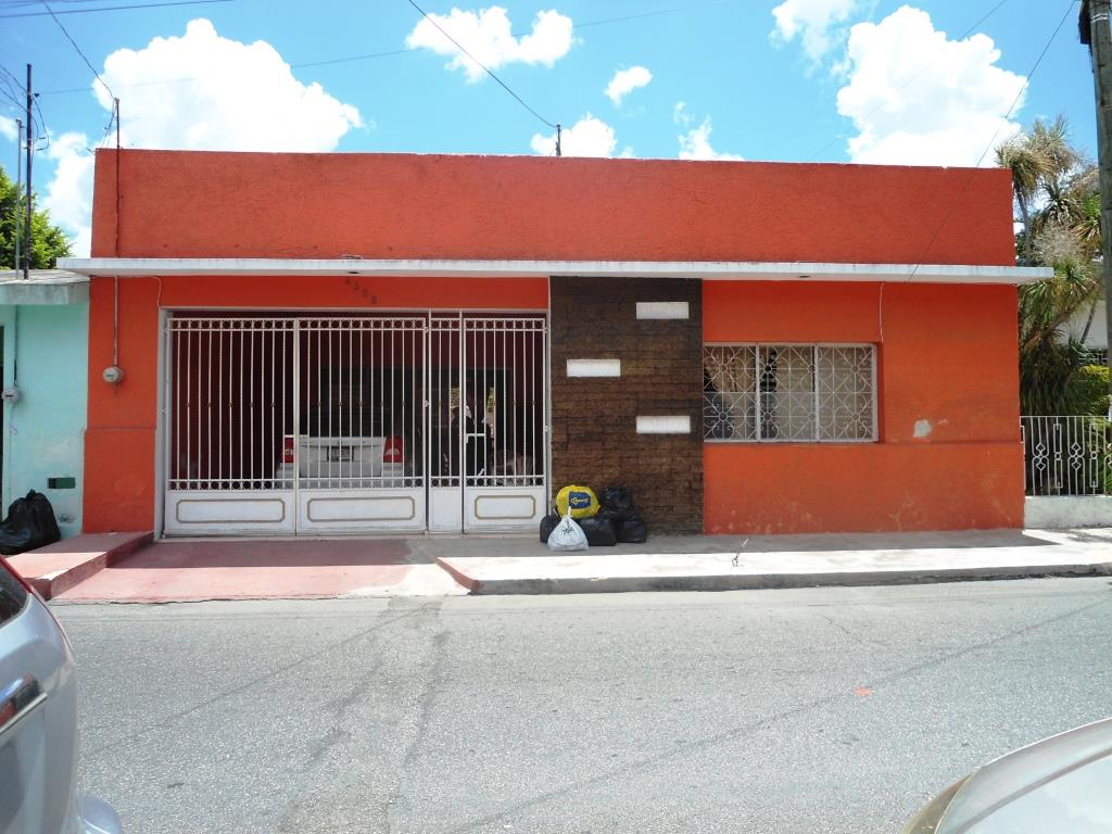 With garage near the Mercado Chembech