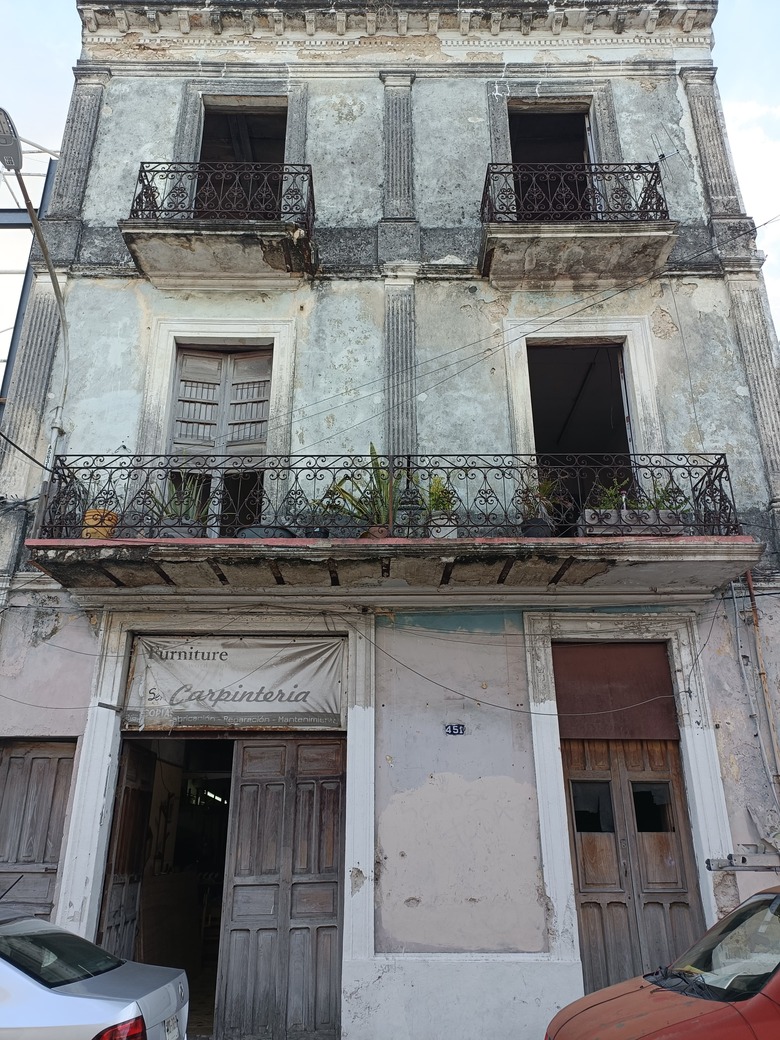 Three-storey building in Centro