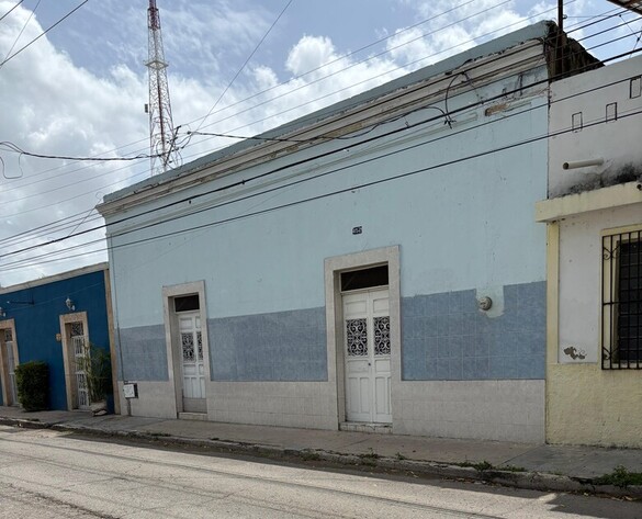 House to remodel one block from La Plancha