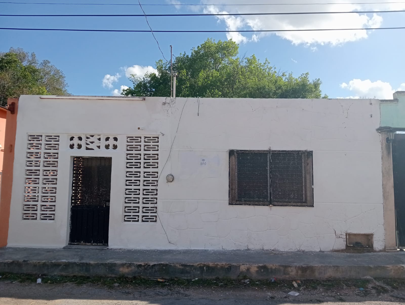 Charming Centro Fixer-Upper with Endless Potential