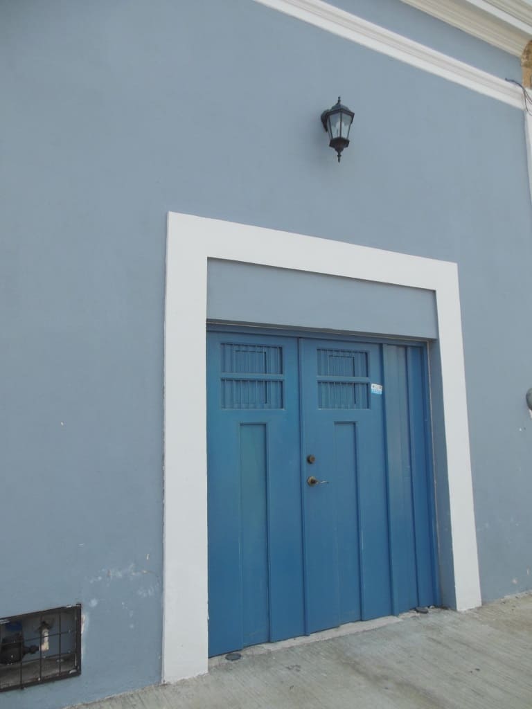 Puerta azul antigua